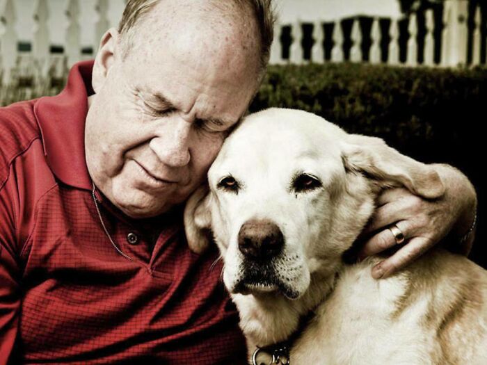 El propietario ciego Michael Hingson con su perro guía Roselle, que le llevó a él y a otras 30 personas a descender 78 pisos desde el World Trade Center el 11 de septiembre