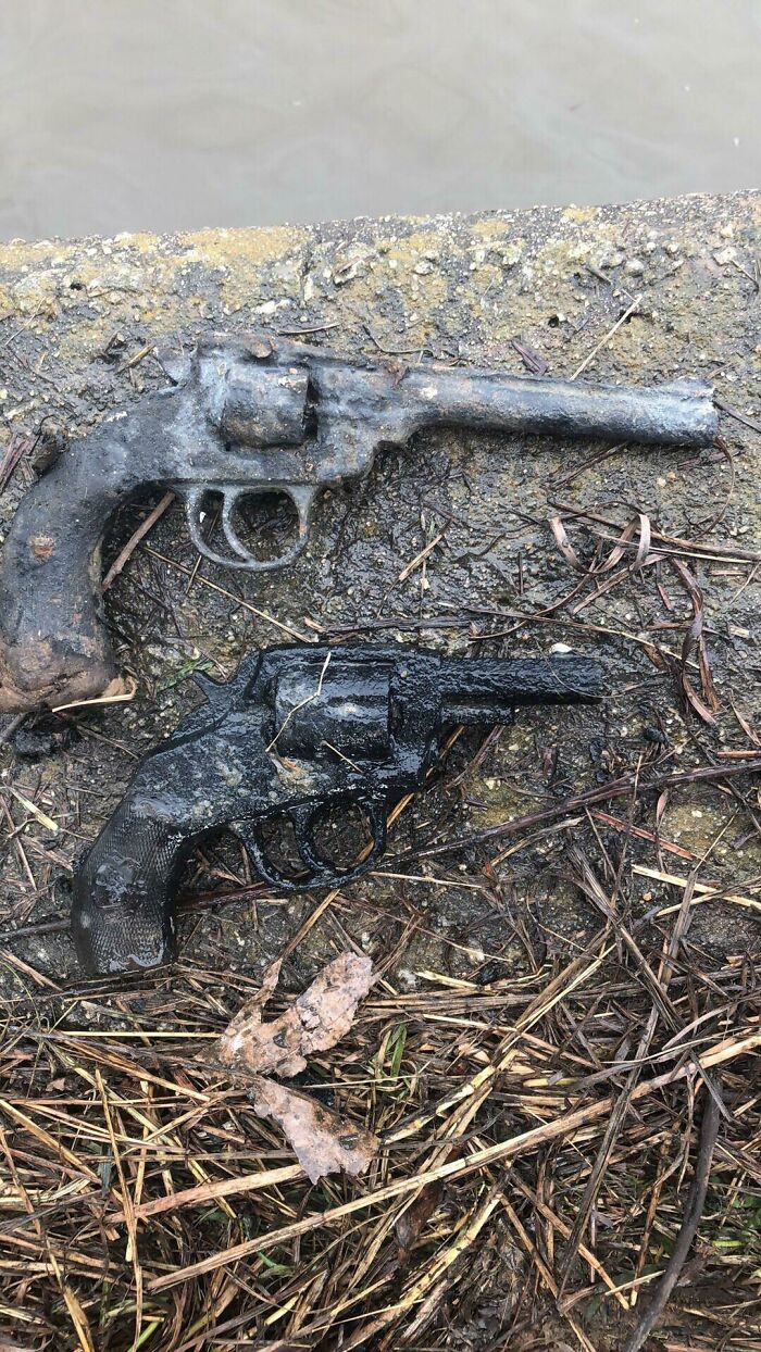 Atrapé 2 armas hoy pescando con mi imán de 680 kilogramos. Ahora he pescado un total de 3 pistolas en este lugar