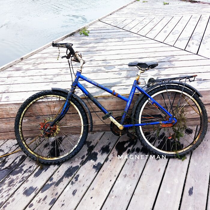 ¡Tan malo robar y deshacerse de la bicicleta de un niño! Imagínate la angustia de los niños