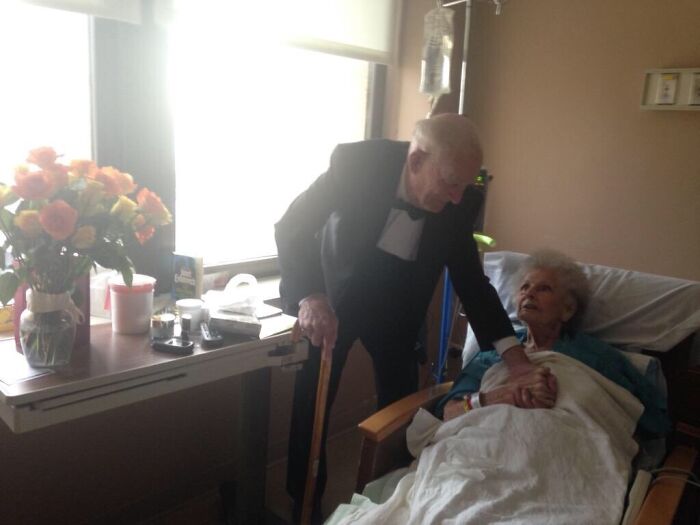 Este caballero llegó al hospital con flores y de traje para visitar a su mujer por su aniversario número 57
