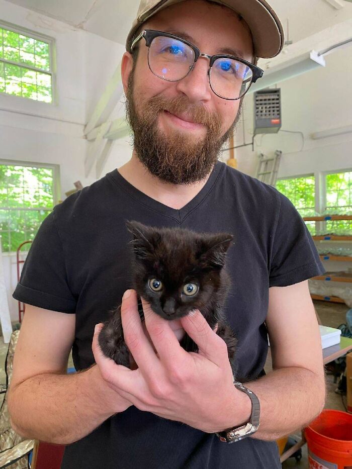 Encontré esta gatita perdida con una pata rota en el trabajo hace un par de meses. Hoy la he visitado en el refugio y la adoptaré después de que la esterilicen la semana que viene