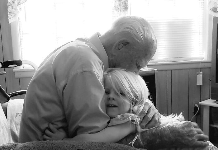 100 años de diferencia. Mi abuelo en su cumpleaños número 103 con mi hija de 3 años. Esta foto no tiene precio