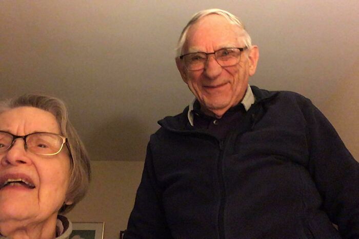 Después de no ver a mis abuelos durante meses, finalmente descubrieron cómo funciona Facetime. Esta fue la cara de mi abuelo cuando me vio