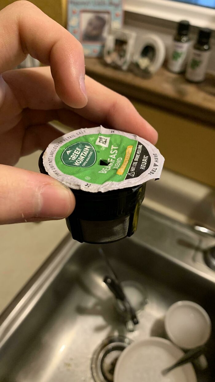El sensor de Keurig bloquea tu cápsula a menos que sea "compatible con K-Cup", es decir, que tenga una lámina escaneable. Pones una lámina vieja a una cápsula de otra marca y de repente no hay problema