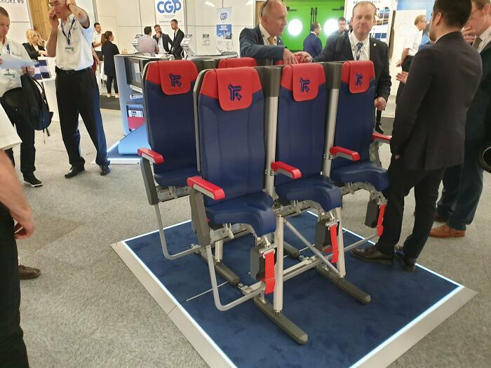 Infierno literal para los viajeros de low cost. Asientos de pie