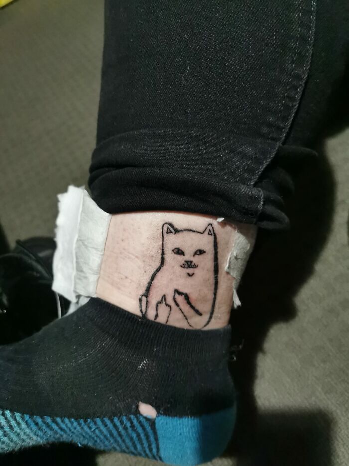 Cuando tu compañero tiene una pistola de tatuaje