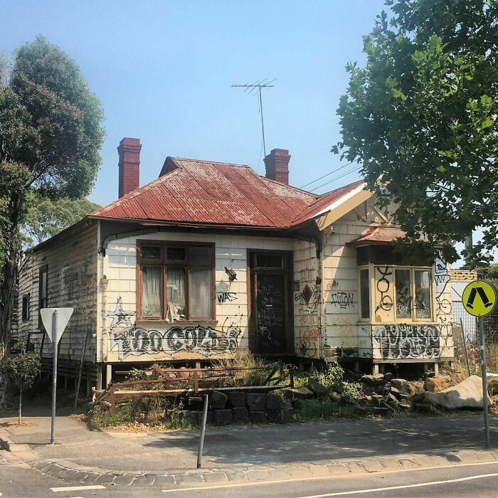 Someone Is Documenting Ugly Houses They See Around Adelaide, And These 35 Do Not Disappoint