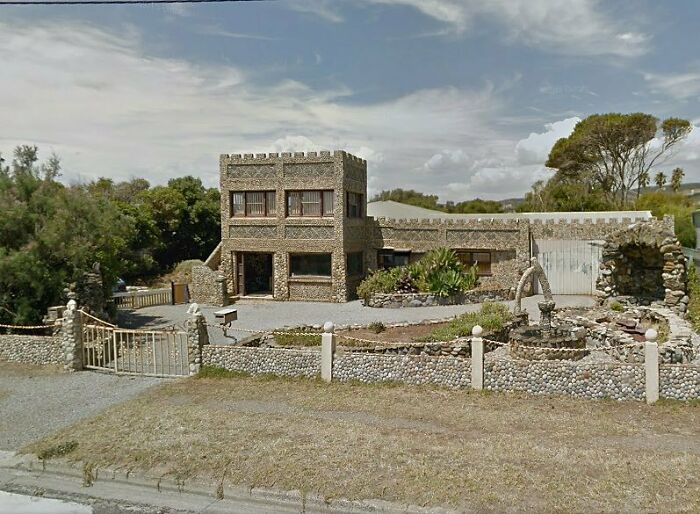 Someone Is Documenting Ugly Houses They See Around Adelaide, And These 35 Do Not Disappoint