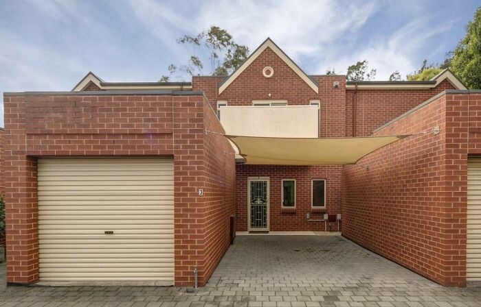 Someone Is Documenting Ugly Houses They See Around Adelaide, And These 35 Do Not Disappoint