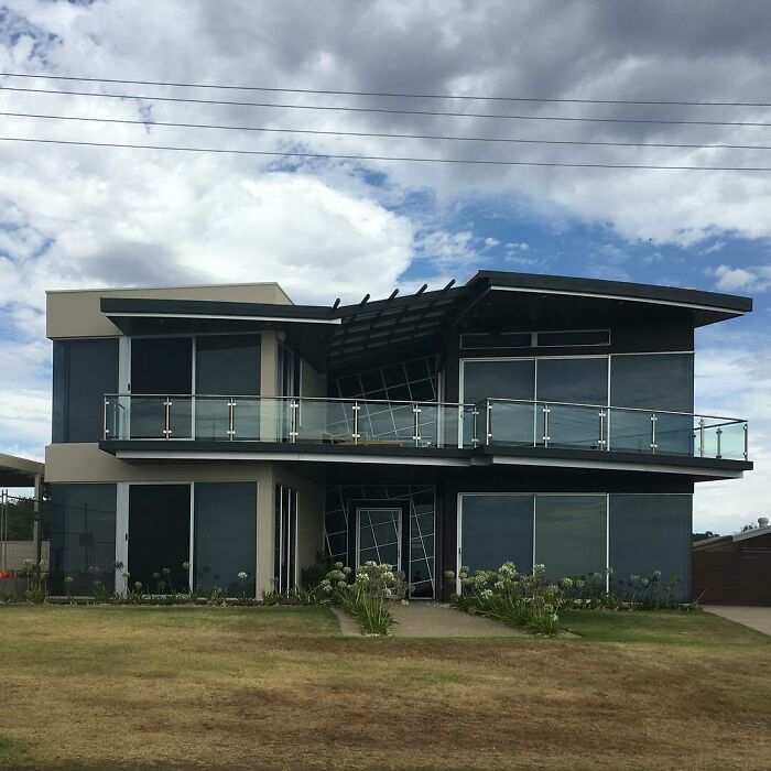 Someone Is Documenting Ugly Houses They See Around Adelaide, And These 35 Do Not Disappoint
