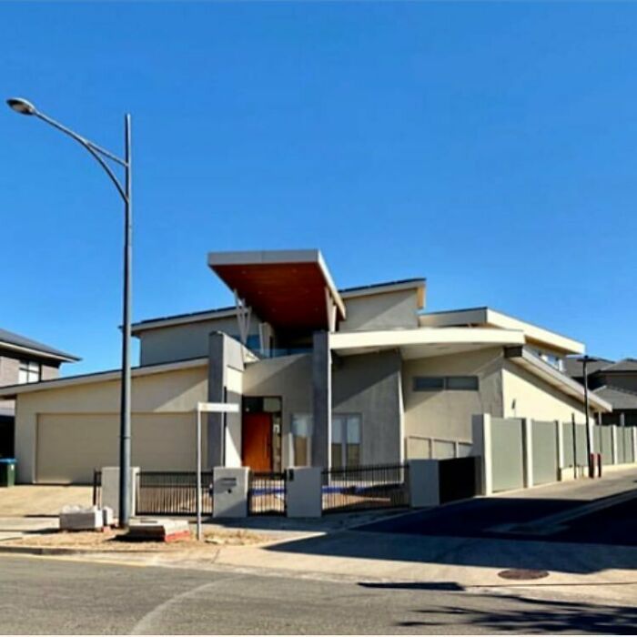 Someone Is Documenting Ugly Houses They See Around Adelaide, And These 35 Do Not Disappoint