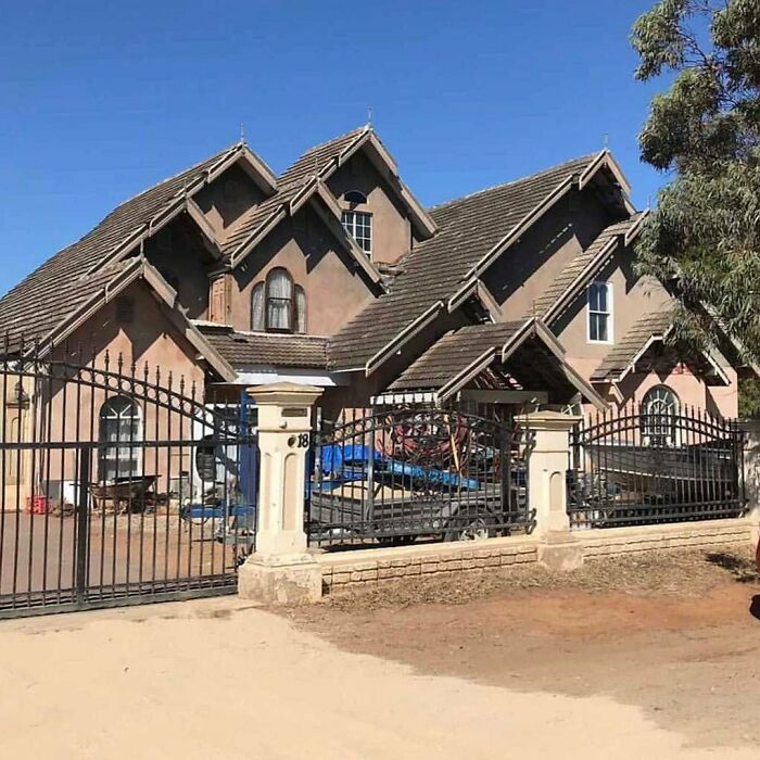 Someone Is Documenting Ugly Houses They See Around Adelaide, And These 35 Do Not Disappoint