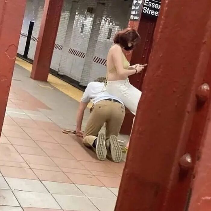 50 Confusing And Funny Photos Without Any Context, As Shared By This Instagram Page