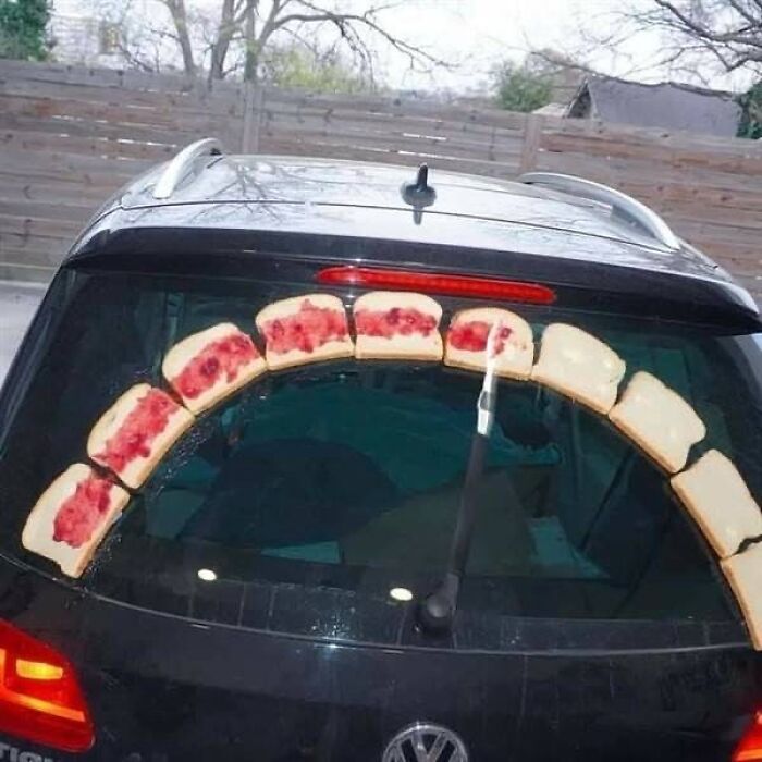 50 Confusing And Funny Photos Without Any Context, As Shared By This Instagram Page