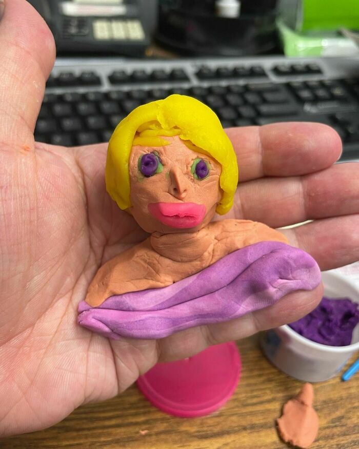 Soy conocido en todo el mundo por mis increíbles habilidades escultóricas. Me llaman el próximo Miguel Ángel. Soy un artista de la plastilina y Joan Rivers (RIP) es mi musa