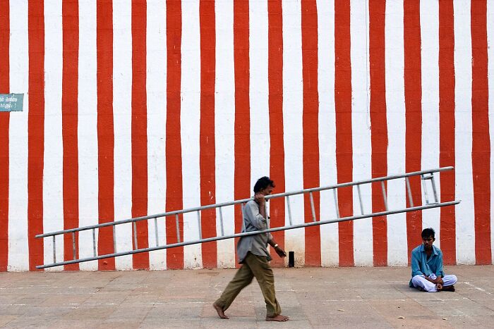 Scientist-Turned-Photographer Takes Pictures Of Ironic Everyday Moments (30 Pics)