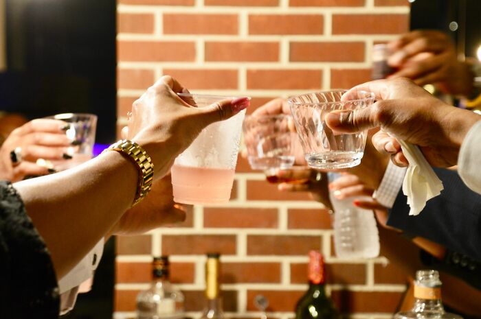 "En realidad es muy raro cuando lo piensas": 25 Cosas consideradas normales que en realidad son extrañas, compartidas por nuestra comunidad