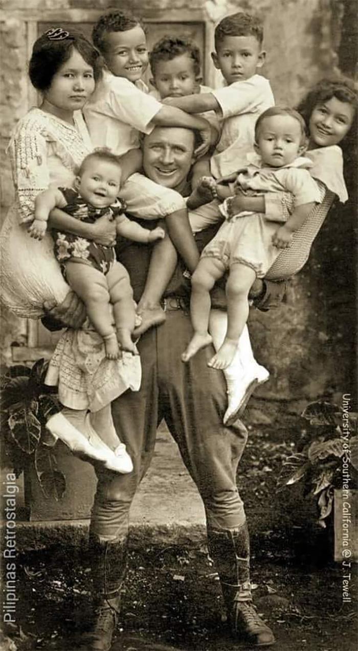 Una fotografía de una familia filipino-americana tomada más de una década después de la colonización estadounidense de las islas. La foto data de 1912