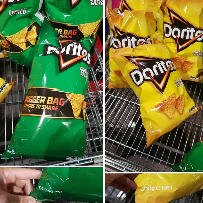 Ambas pesan 500g, pero la verde está en una bolsa un 30% "más grande para compartir"