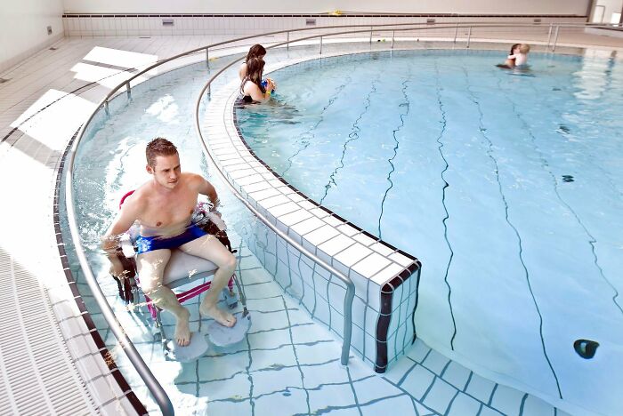 Piscina y tobogán acuático, Egmont Højskolen ("Escuela Secundaria Popular"), Dinamarca Occidental