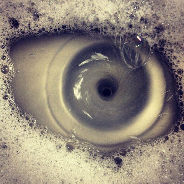 Por aburrimiento, traté de tomar una foto de mi fregadero drenando, pero obtuve una foto de un remolino en forma de ojo