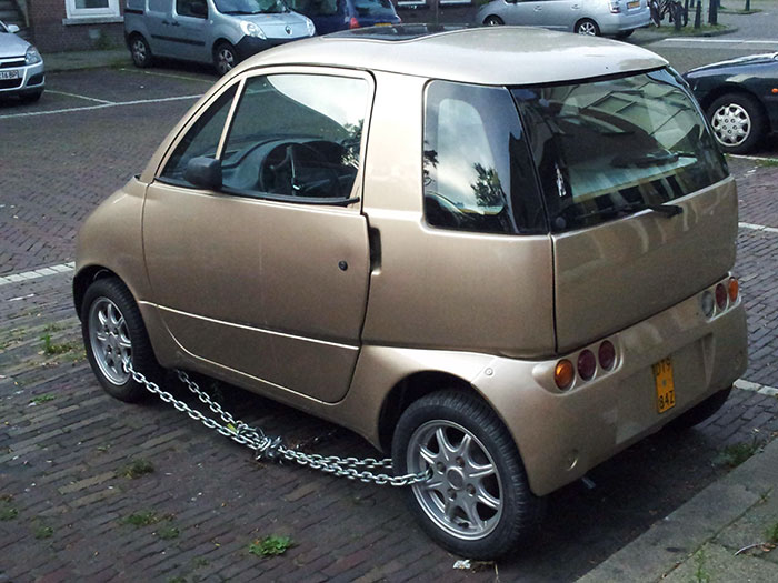 Pasé por delante de este coche y vi esto. No podía creerlo, así que me detuve y volví a mirarlo. ¿De verdad sirve?