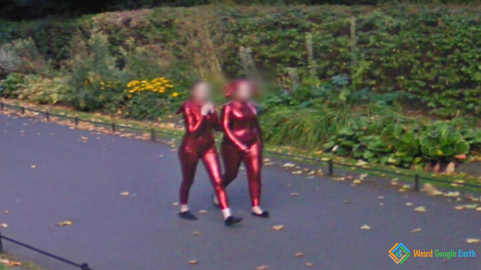 Dos damas de rojo. Dublín, Irlanda