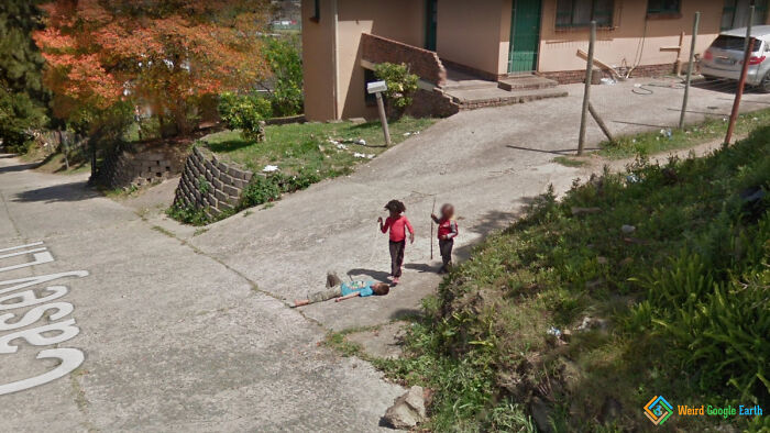 Haciéndose el muerto. East London, Sudáfrica