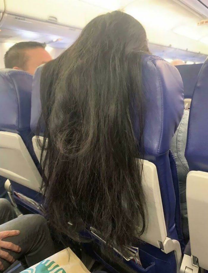 Sentarse así en el avión