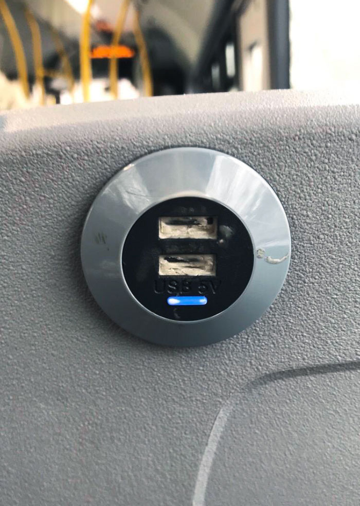Poner chicles en las ranuras de carga del transporte público