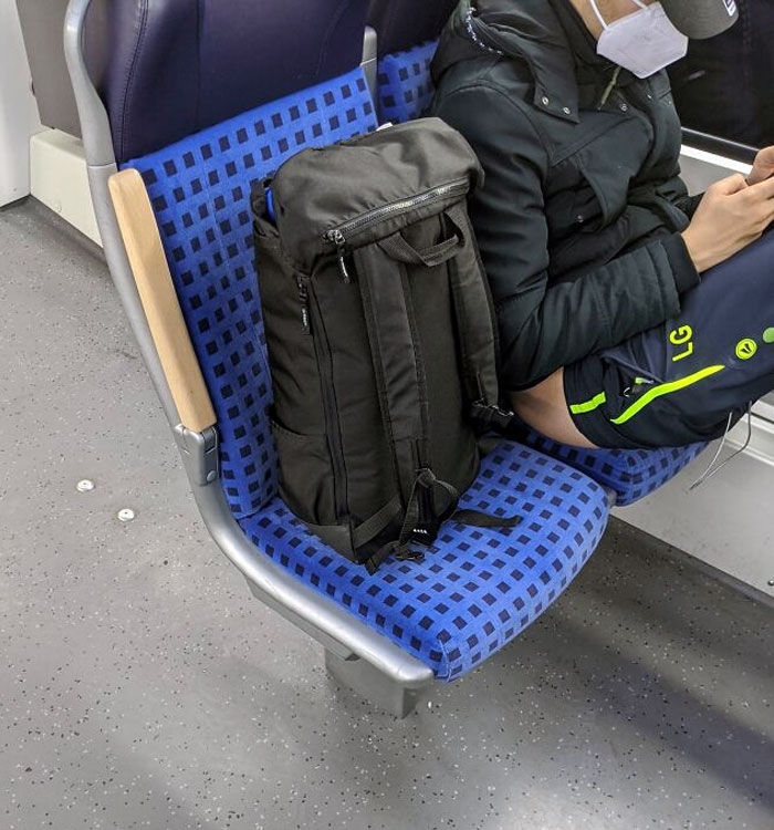 Este tipo en mi tren haciendo contacto de trasero a tela con su asiento