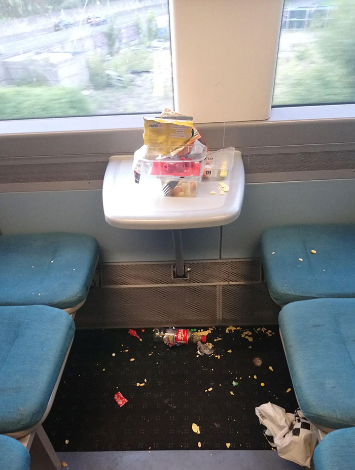 La gente que deja el tren así