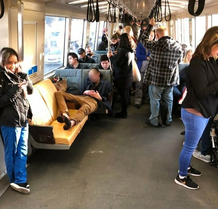 Este hombre ocupando 4 asientos en el transporte público