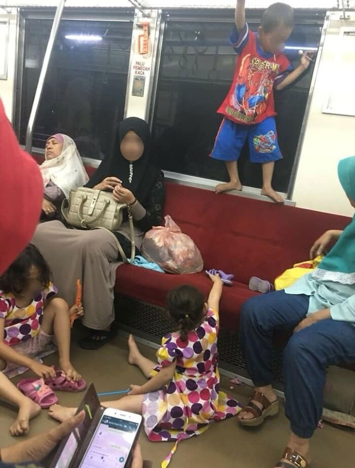 Padres que no pueden ocuparse de sus hijos en los trayectos