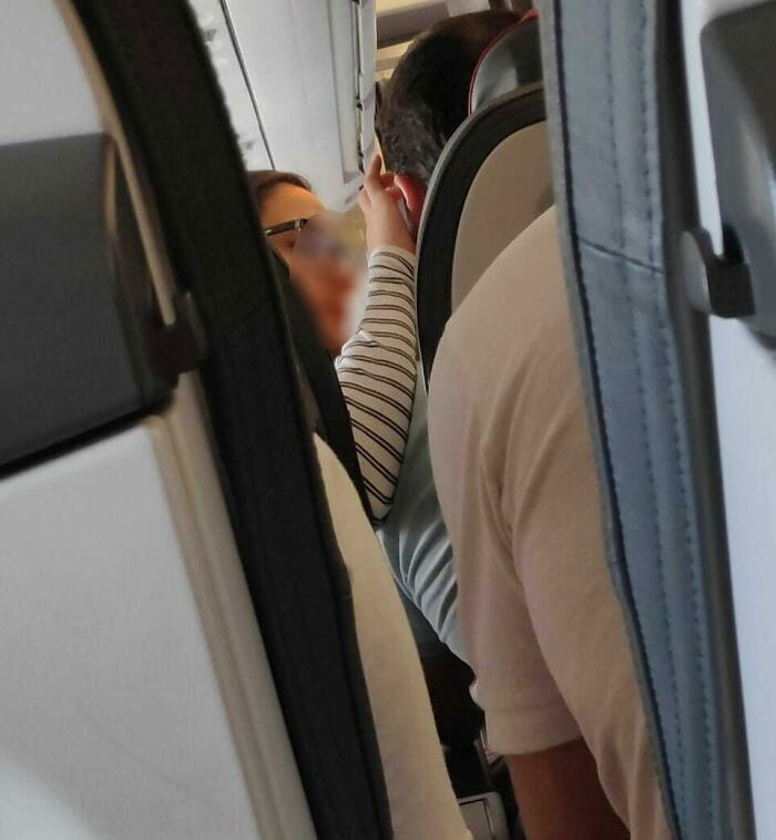 En mi vuelo a Alemania. Ella le estuvo exprimiendo los granos durante aproximadamente una hora. Él incluso se quitó la camiseta para que ella pudiera exprimir los granos de su espalda