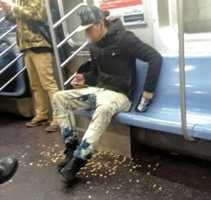 Este imbécil come pistaches