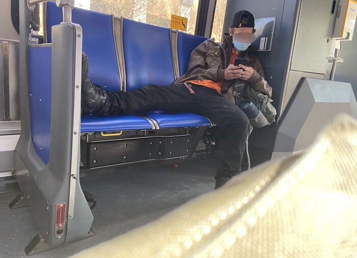 Este tipo en mi autobús al trabajo se sentó así en la sección de prioridad de ancianos/discapacitados y estaba poniendo su música horrible