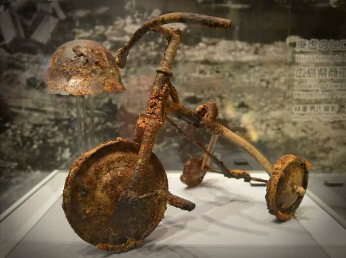 Triciclo de un niño de 3 años llamado Shin, que murió a 1500 metros del epicentro del bombardeo atómico de Hiroshima, 1945