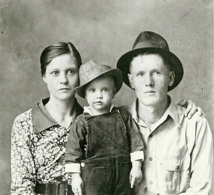 Elvis Presley de 2 años con sus padres, 1937