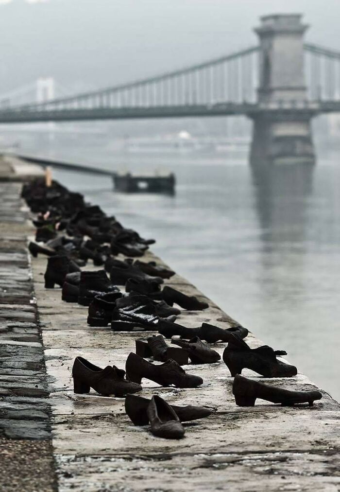 Durante la Segunda Guerra Mundial, los judíos de Budapest fueron llevados a la orilla del Danubio, se les ordenó quitarse los zapatos y se les disparó, cayendo al agua