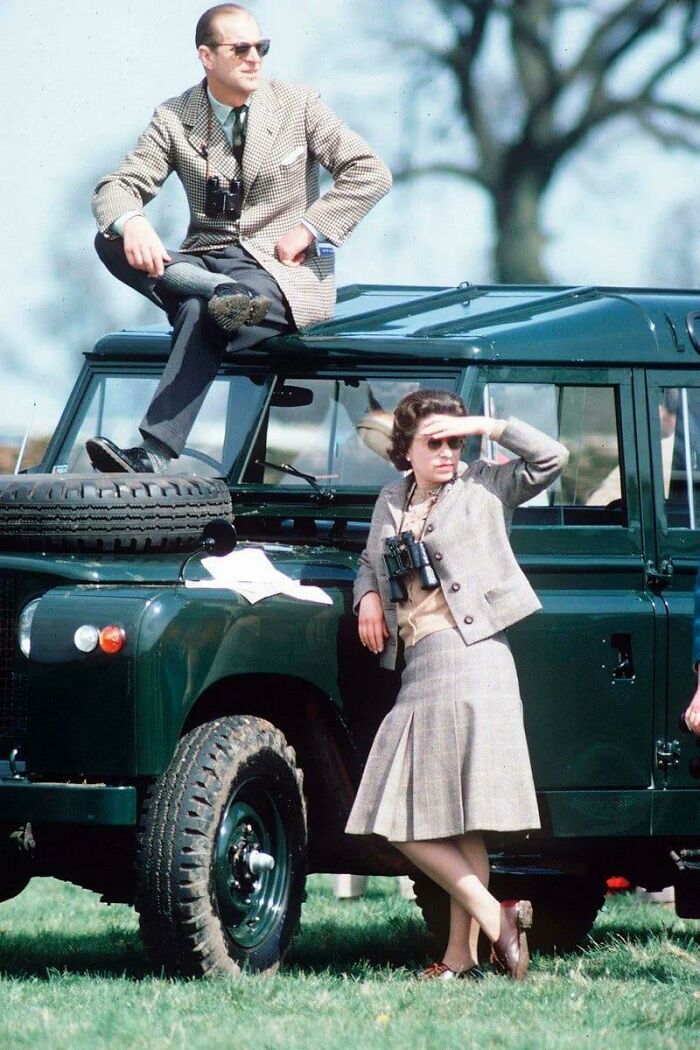 La Reina de Inglaterra y su esposo en las carreras de caballos en 1968