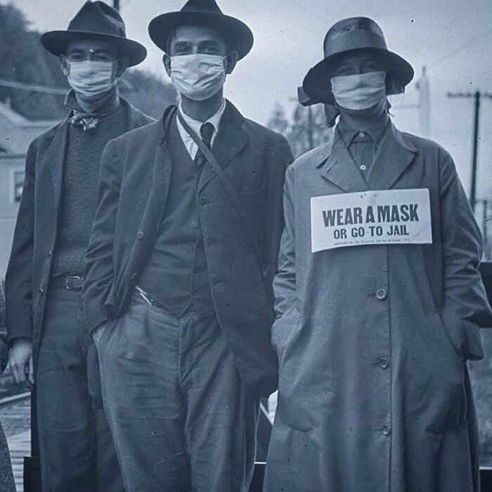 3 personas posan para una foto mientras llevan mascarillas durante la segunda oleada de la gripe española en California; 1918