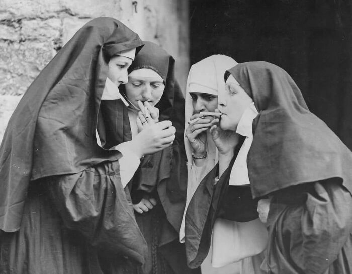 Hermanas en el descanso para fumar, Inglaterra, años 60