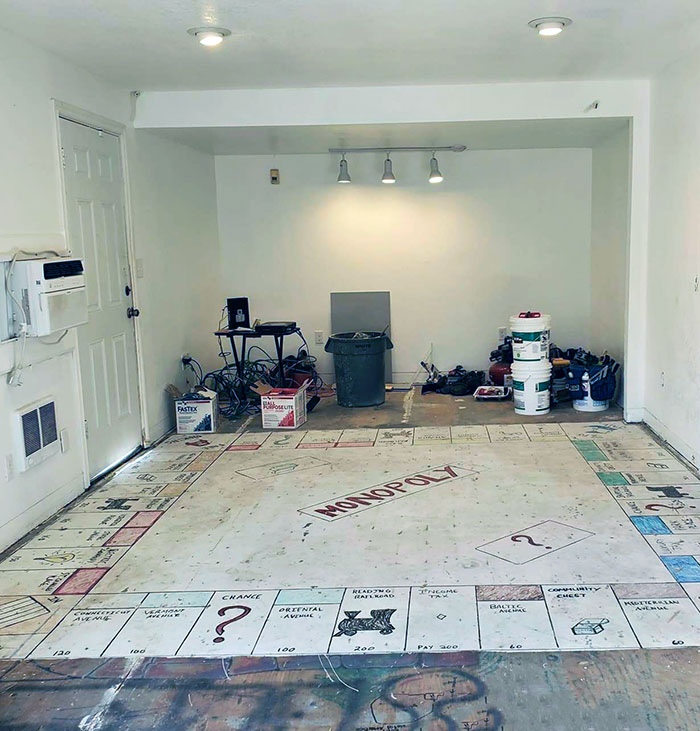 Mientras quitaban la alfombra, mis suegros descubrieron un tablero gigante de Monopoly
