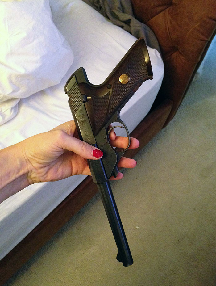 Mi hermana compró una casa hace un año y ha estado haciendo renovaciones. Hace poco encontró esto detrás de una de las paredes