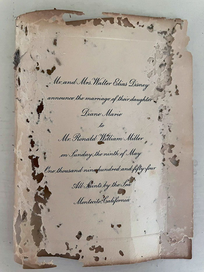 Mi amigo encontró una invitación a la boda de la hija de Walt Disney mientras renovaba su casa de Los Ángeles