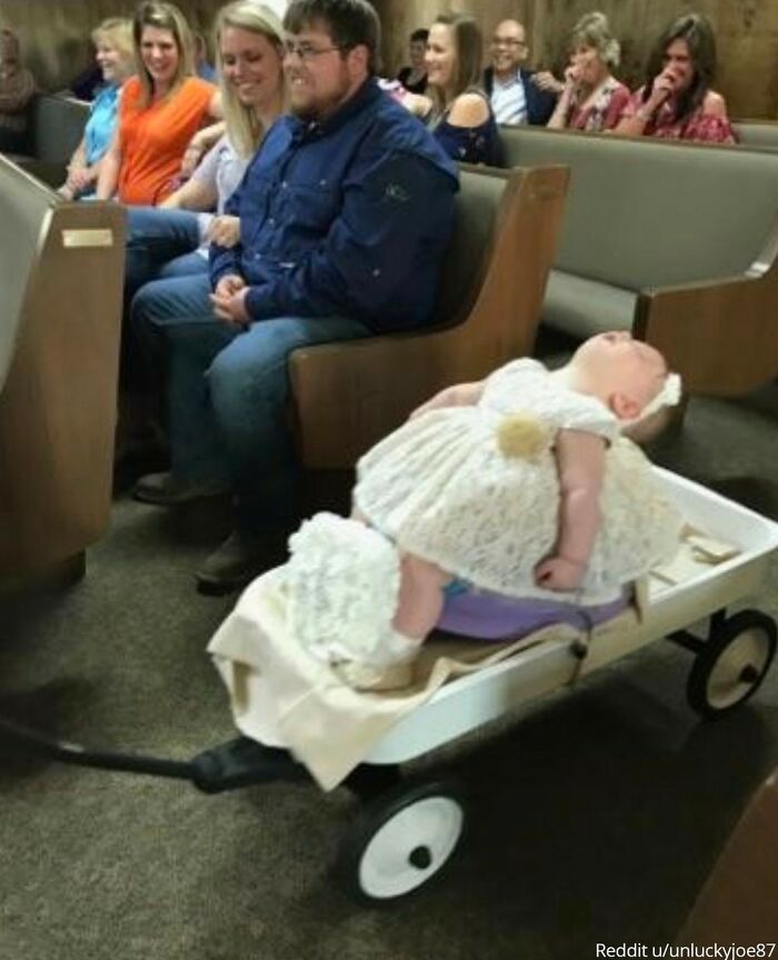 Mi hija iba a ser la niña de las flores en la boda de su tía, pero se quedó dormida