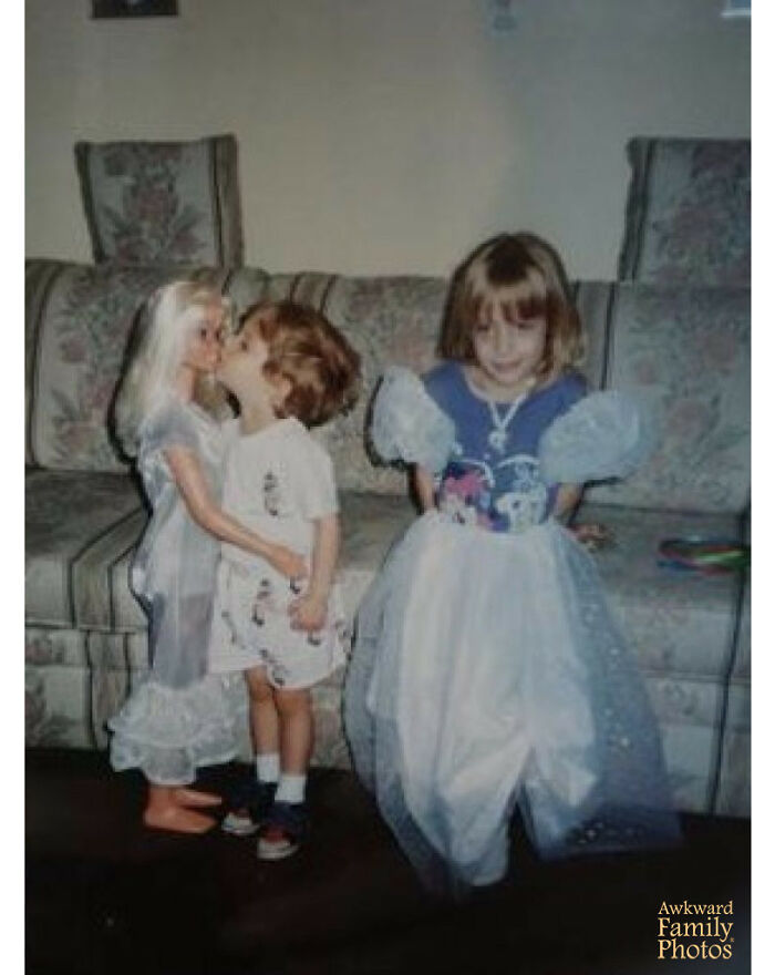 Me regalaron una Barbie tamaño real cuando cumplí 7 años, pero mi hermano tenía otras ideas