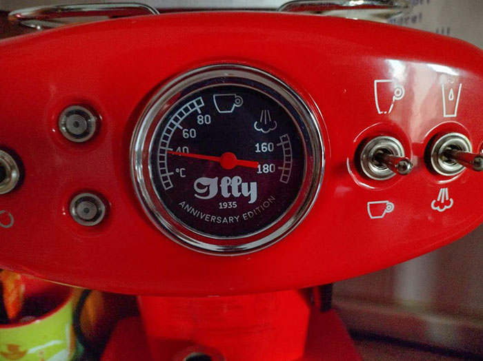 Hace tanto calor en Milán que mi cafetera está a 40º aunque esté desenchufada