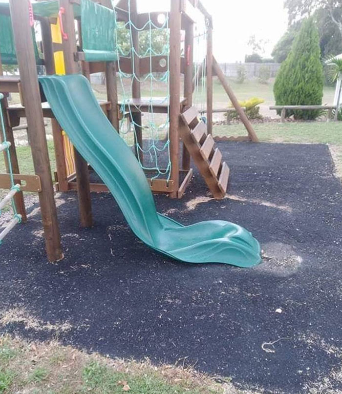 Sabes que hace calor cuando se derriten los toboganes de plástico